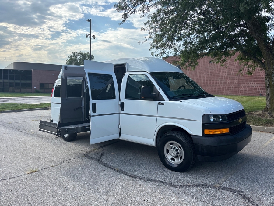 chevrolet express passenger 2019 1GAZGNFG8K1327742 image chevrolet express passenger 2019 1GAZGNFG8K1327742 image